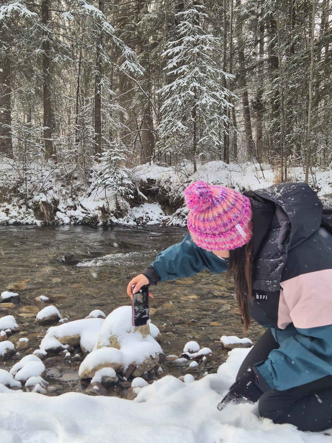 Reisebüro Kaltenbach -Corinna Kaltenbach hält Schnee