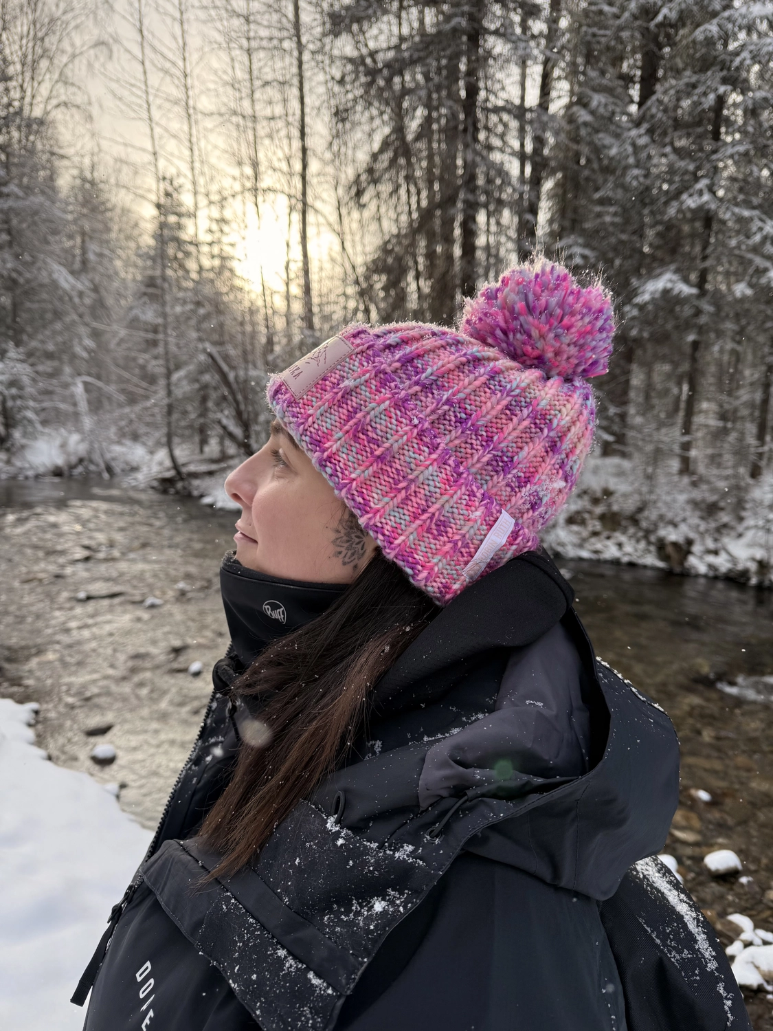 Reisebüro Kaltenbach -Corinna Kaltenbach hält Schnee