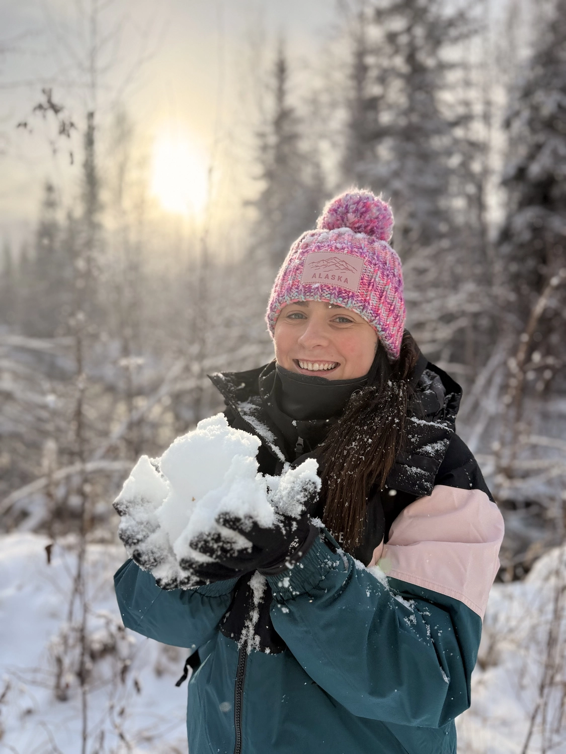 Reisebüro Kaltenbach -Corinna Kaltenbach hält Schnee