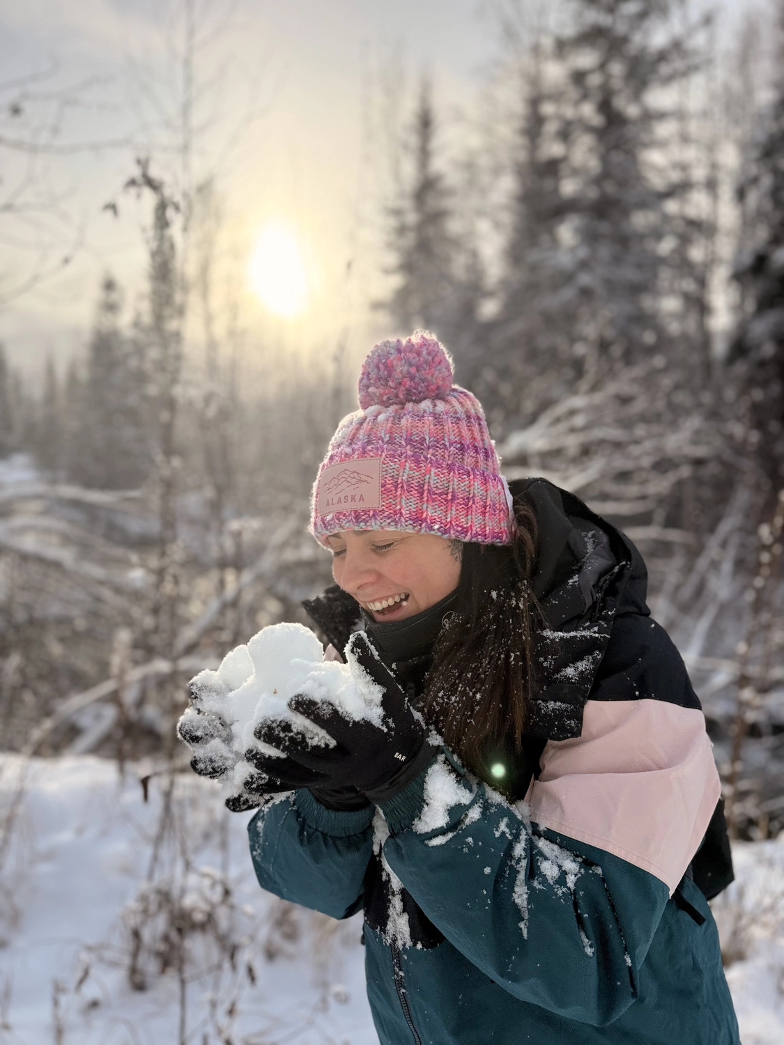 Reisebüro Kaltenbach -Corinna Kaltenbach hält Schnee