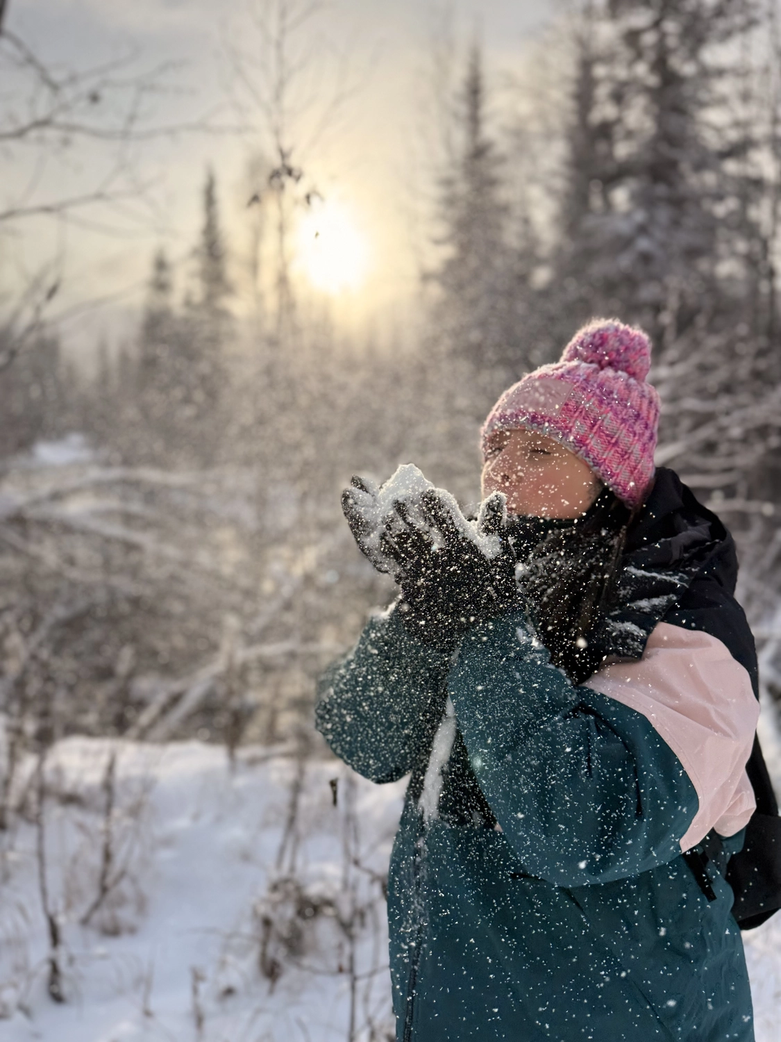 Reisebüro Kaltenbach -Corinna Kaltenbach hält Schnee
