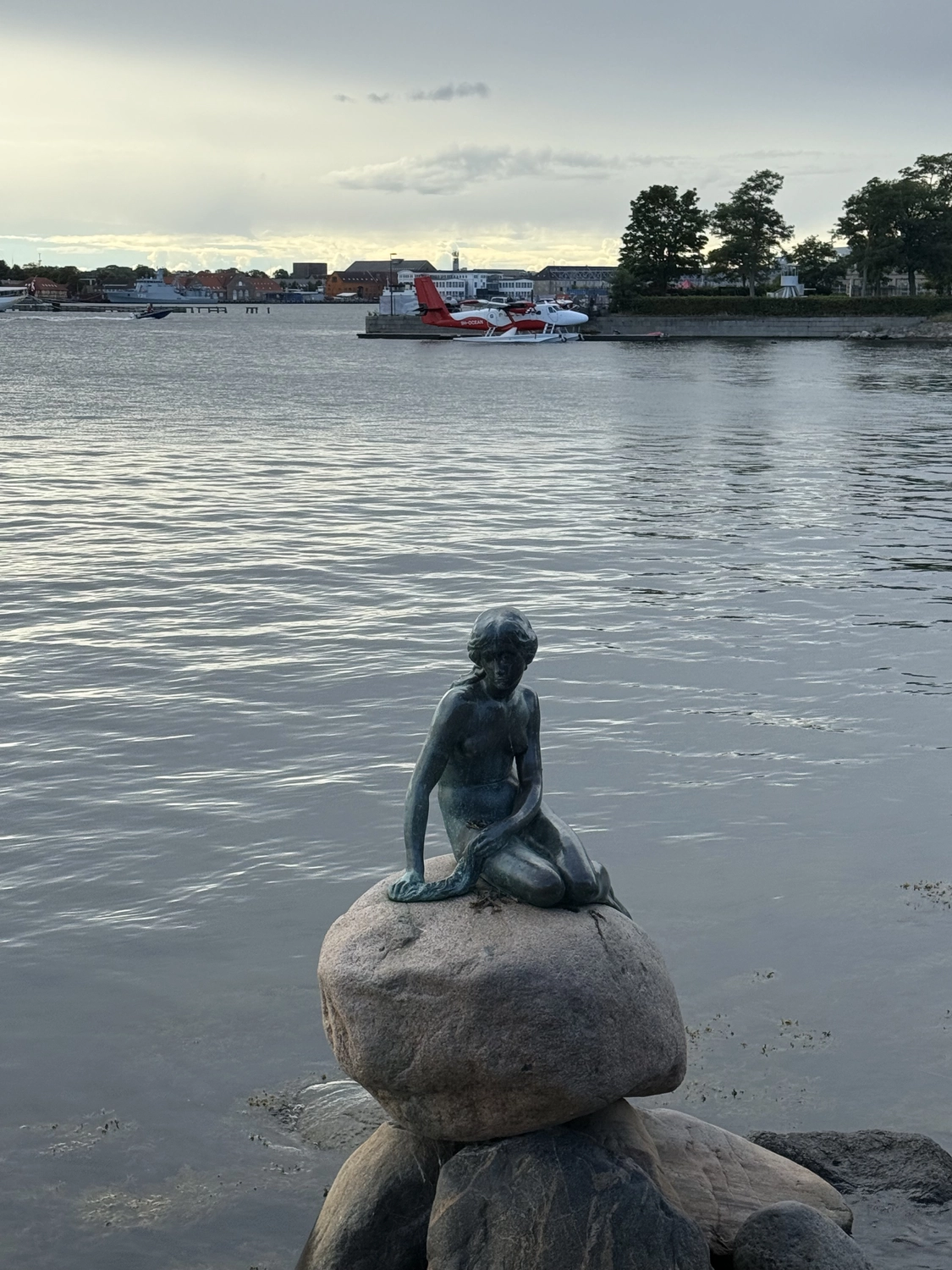 Kaltenbach - Reisebüro - Statue am Meer